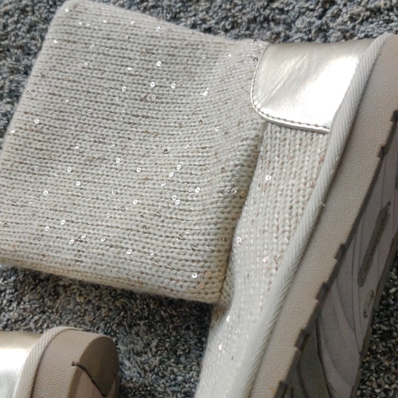 Adorable gold sequin knit boots - Picture 3 of 8